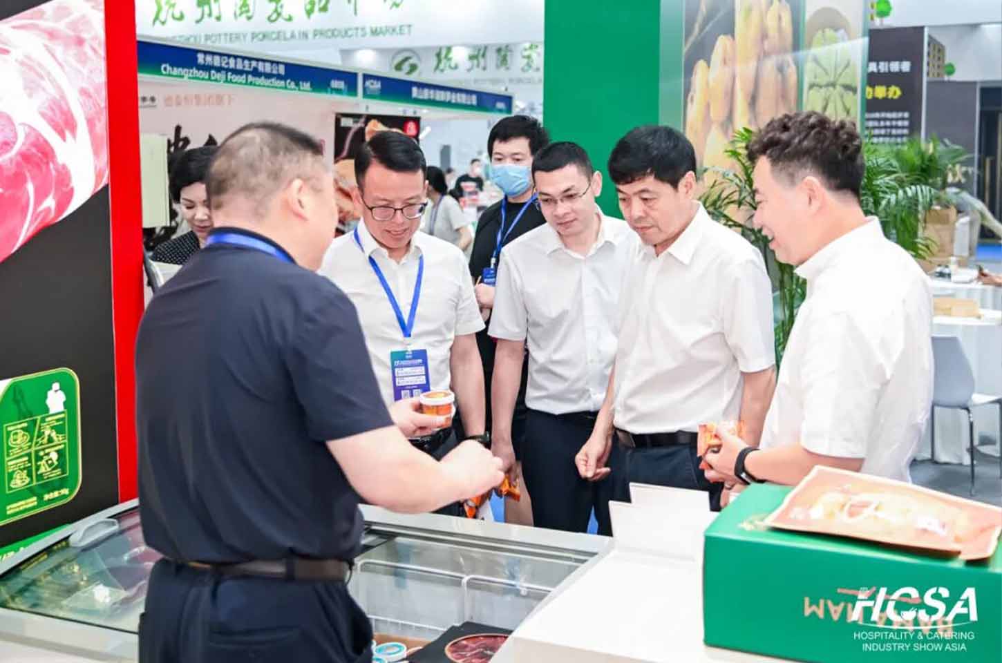 浙江省餐饮行业协会会长华来成一行到2026杭州食餐会现场走访部分参展企业